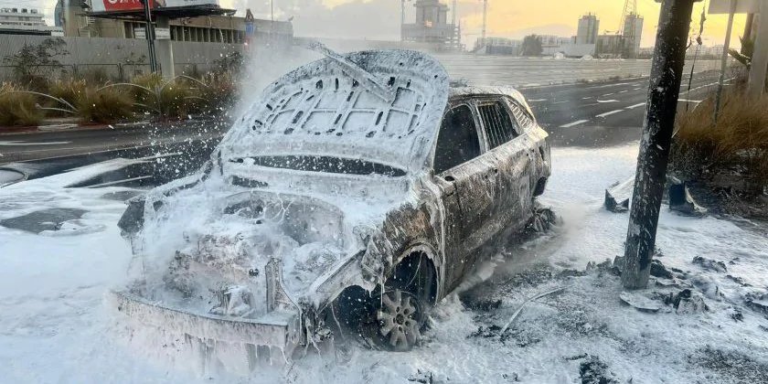 В Бней-Браке загорелась полицейская машина, в которой находились люди