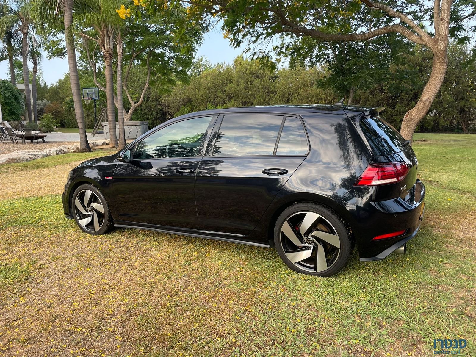 2017' Volkswagen Golf GTI photo #6