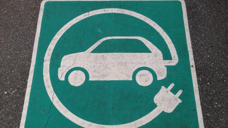 הצעת חוק: חניה ליד עמדות טעינה - למכוניות חשמליות בלבד; הערכות: הקנס - 500 שקל