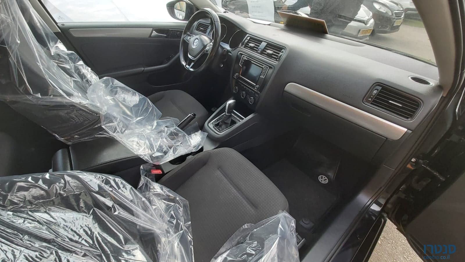 2017' Volkswagen Jetta photo #3