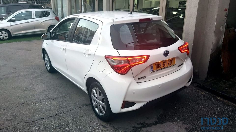 2017' Toyota Yaris photo #2