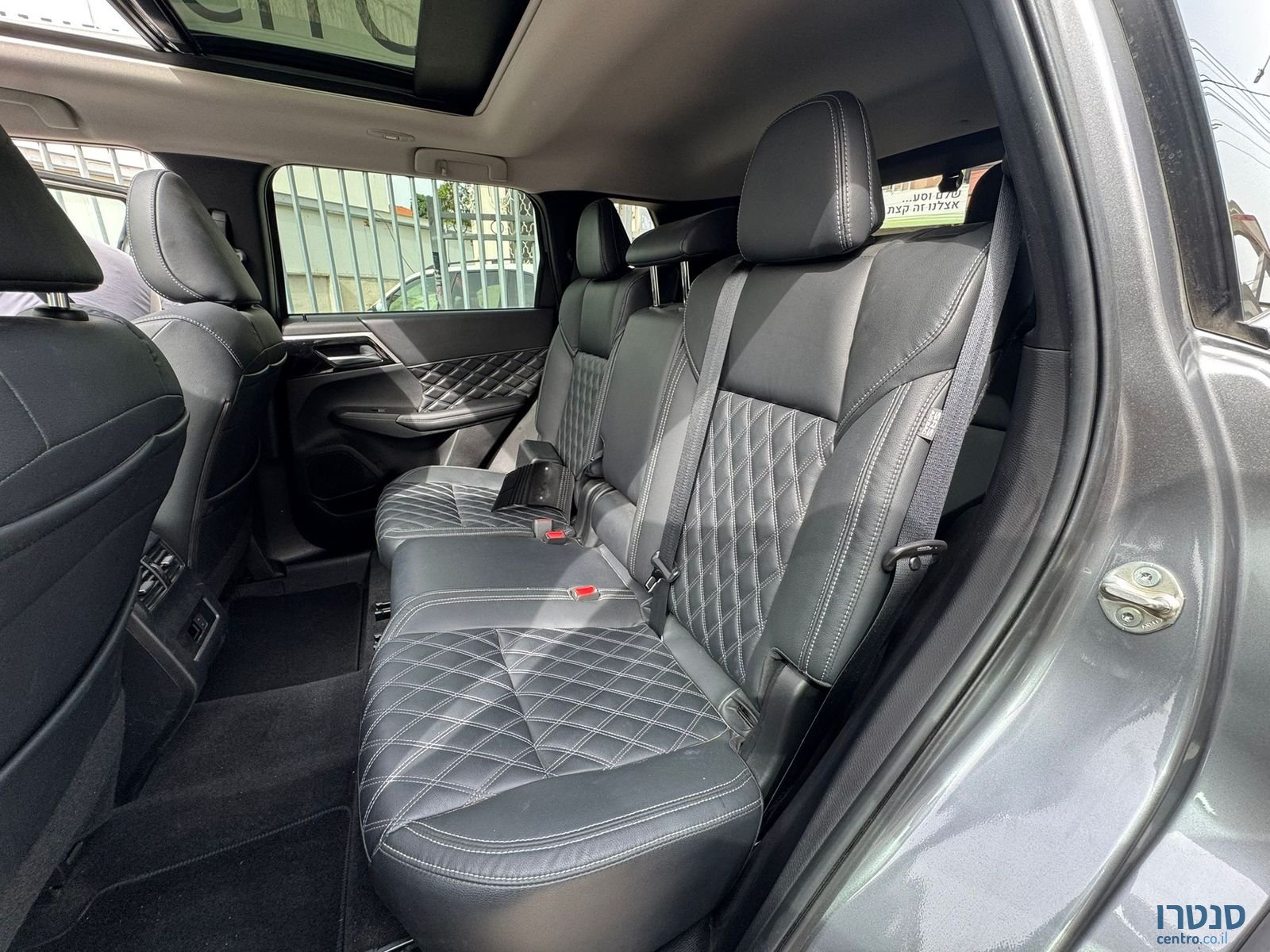 2022' Mitsubishi Outlander photo #3