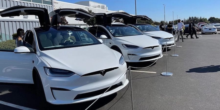 Tesla отзывает более 120 тысяч электромобилей из-за возможных проблем с дверями