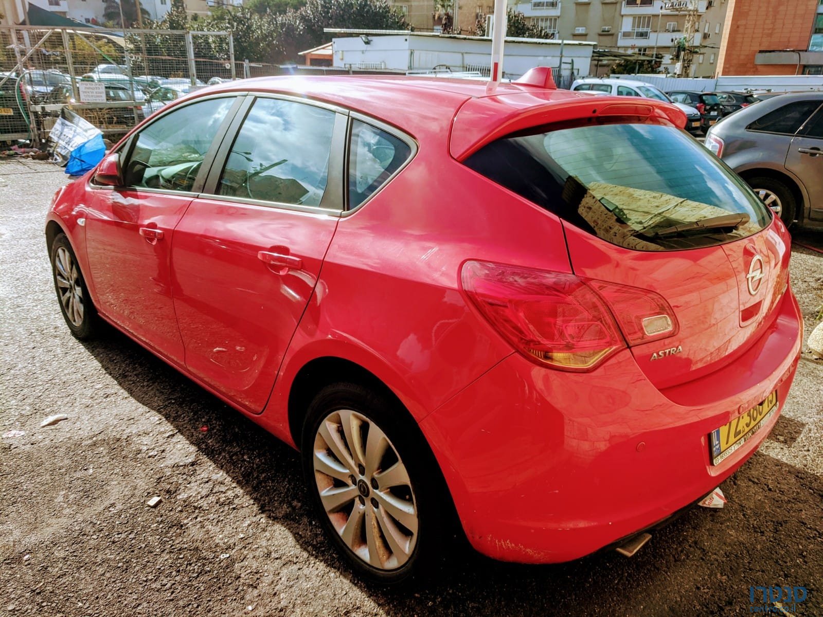 2012' Opel Astra photo #2