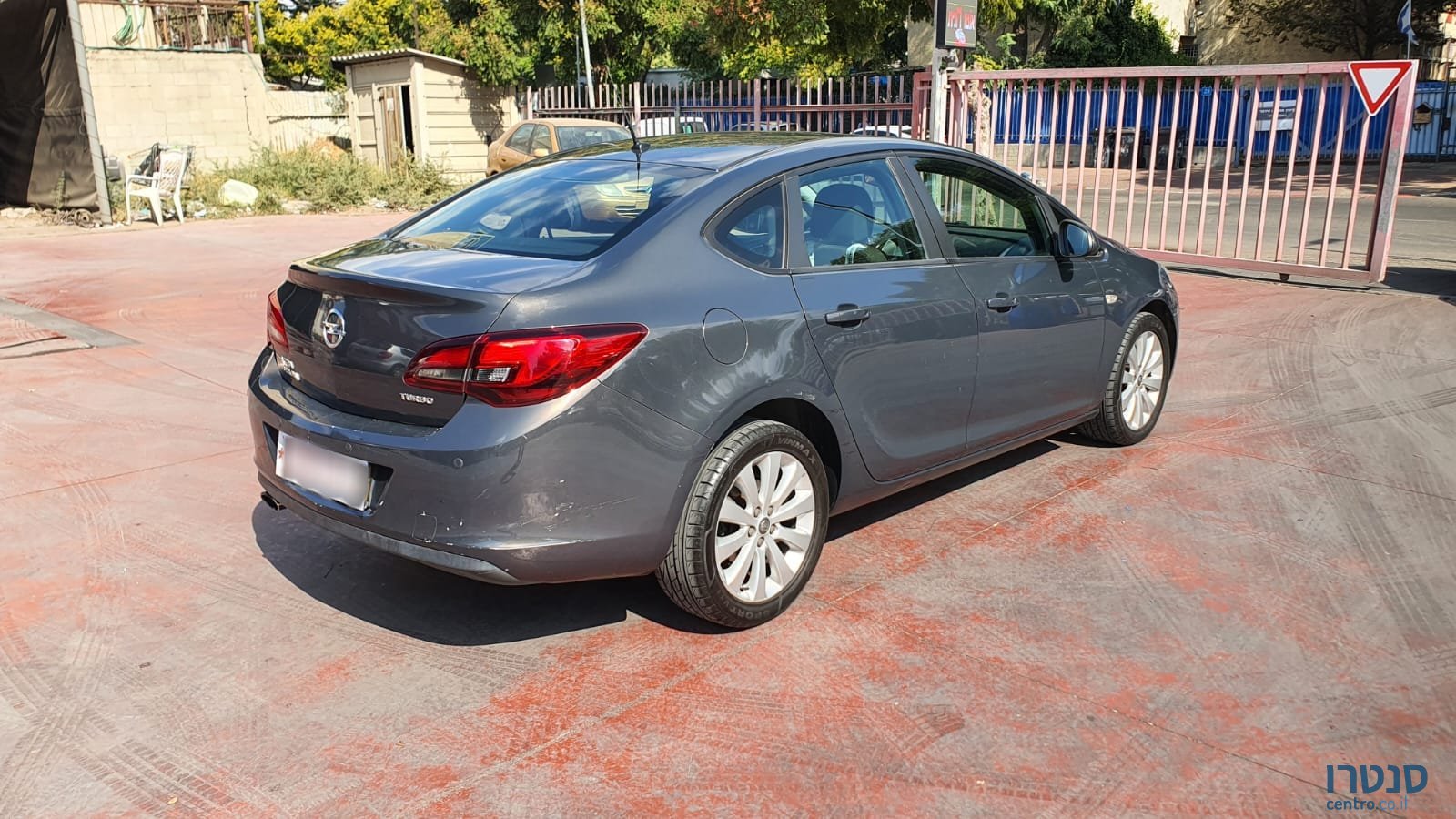 2014' Opel Astra photo #6