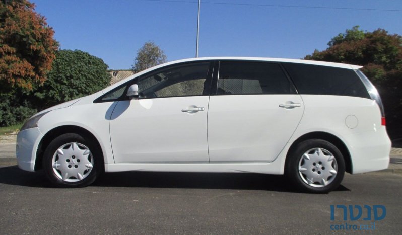 2010' Mitsubishi Grandis photo #1