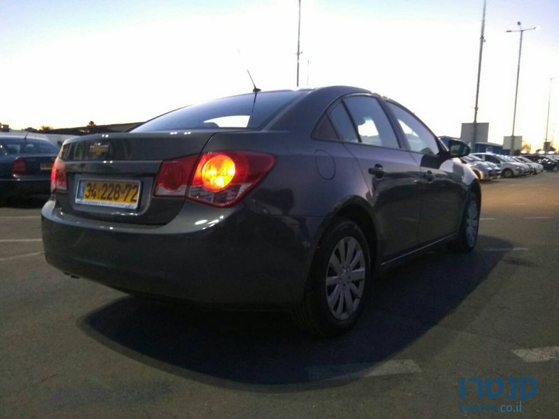 2010' Chevrolet Cruze Ls photo #2