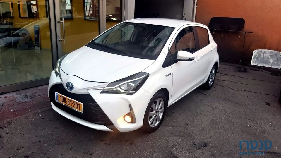 2017' Toyota Yaris photo #1