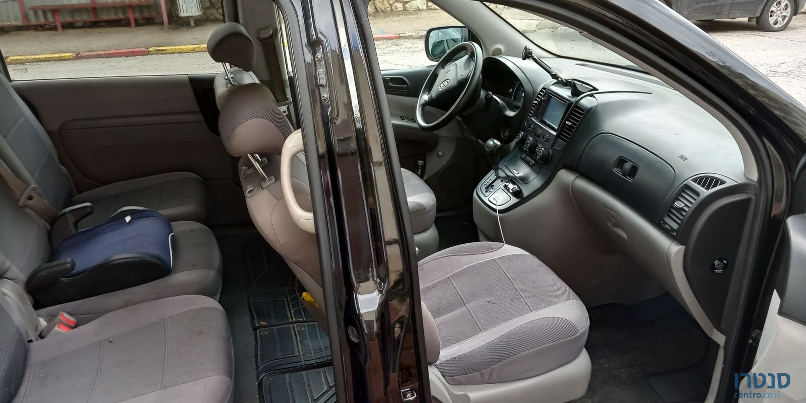 2009' Kia Carnival Kia Carnival  2 LX photo #2