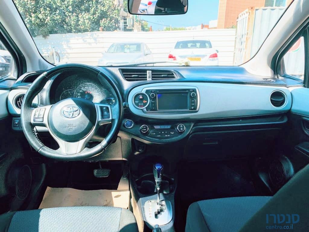 2013' Toyota Yaris Qashqai photo #3