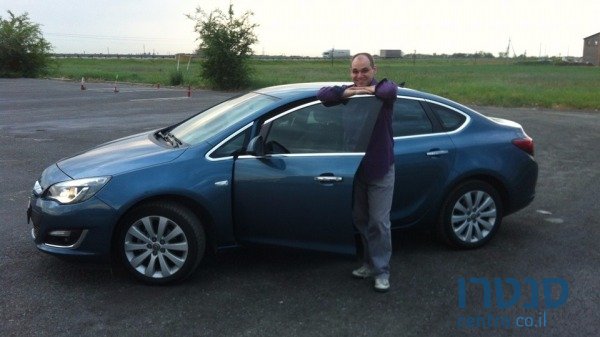 2012' Opel Astra photo #1