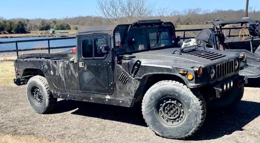 אספנות במיל': האיש שמצליח להכניס לארץ האמרים צבאיים משומשים