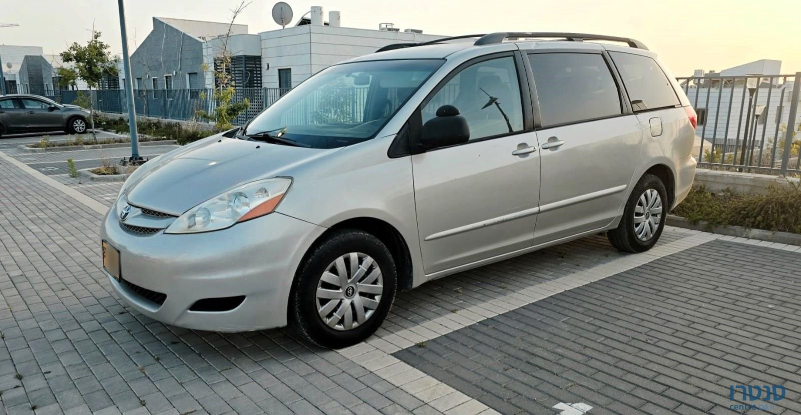 2010' Toyota Sienna טויוטה סיינה photo #2