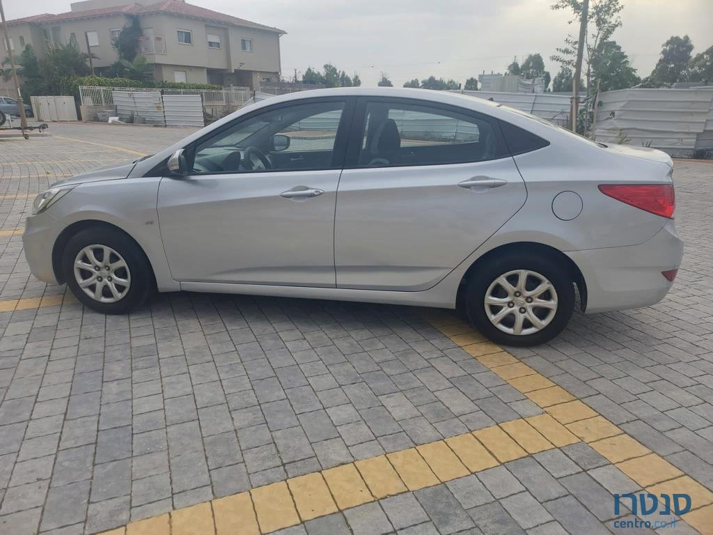 2013' Hyundai i25 photo #2