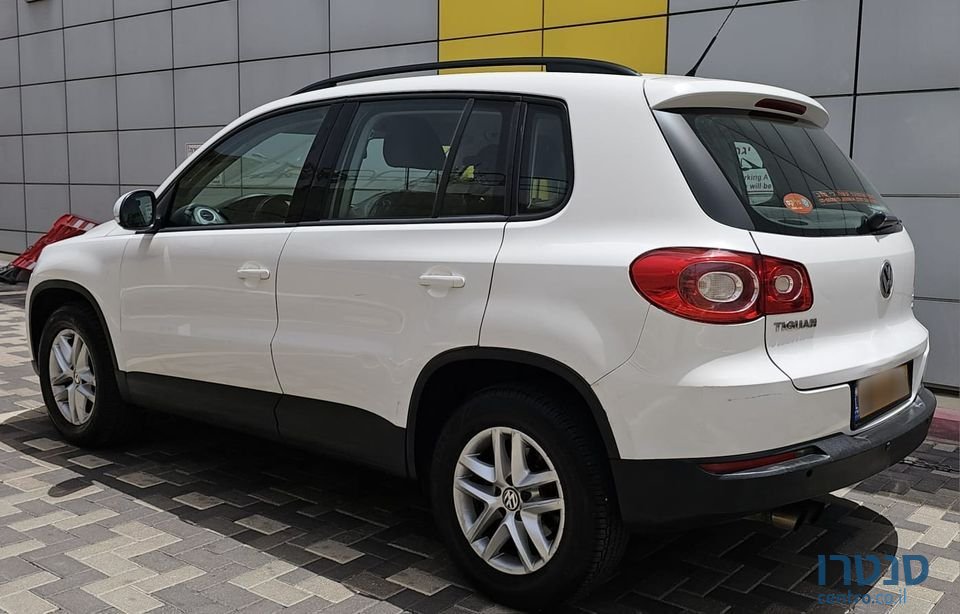 2011' Volkswagen Tiguan photo #3