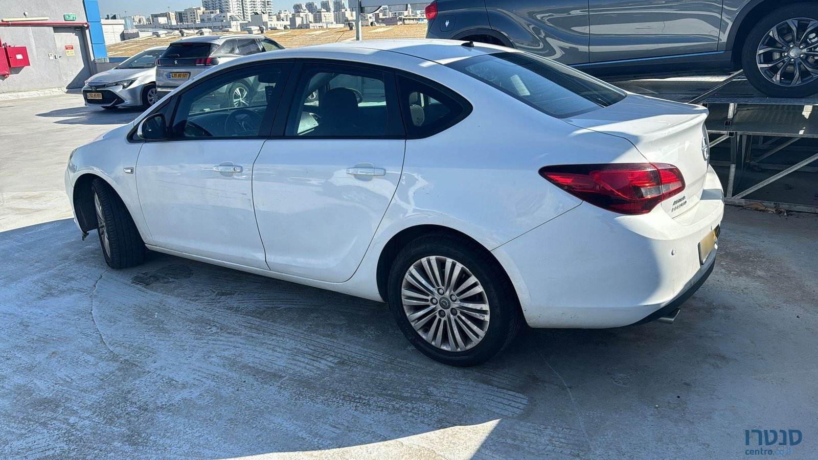 2015' Opel Astra photo #3