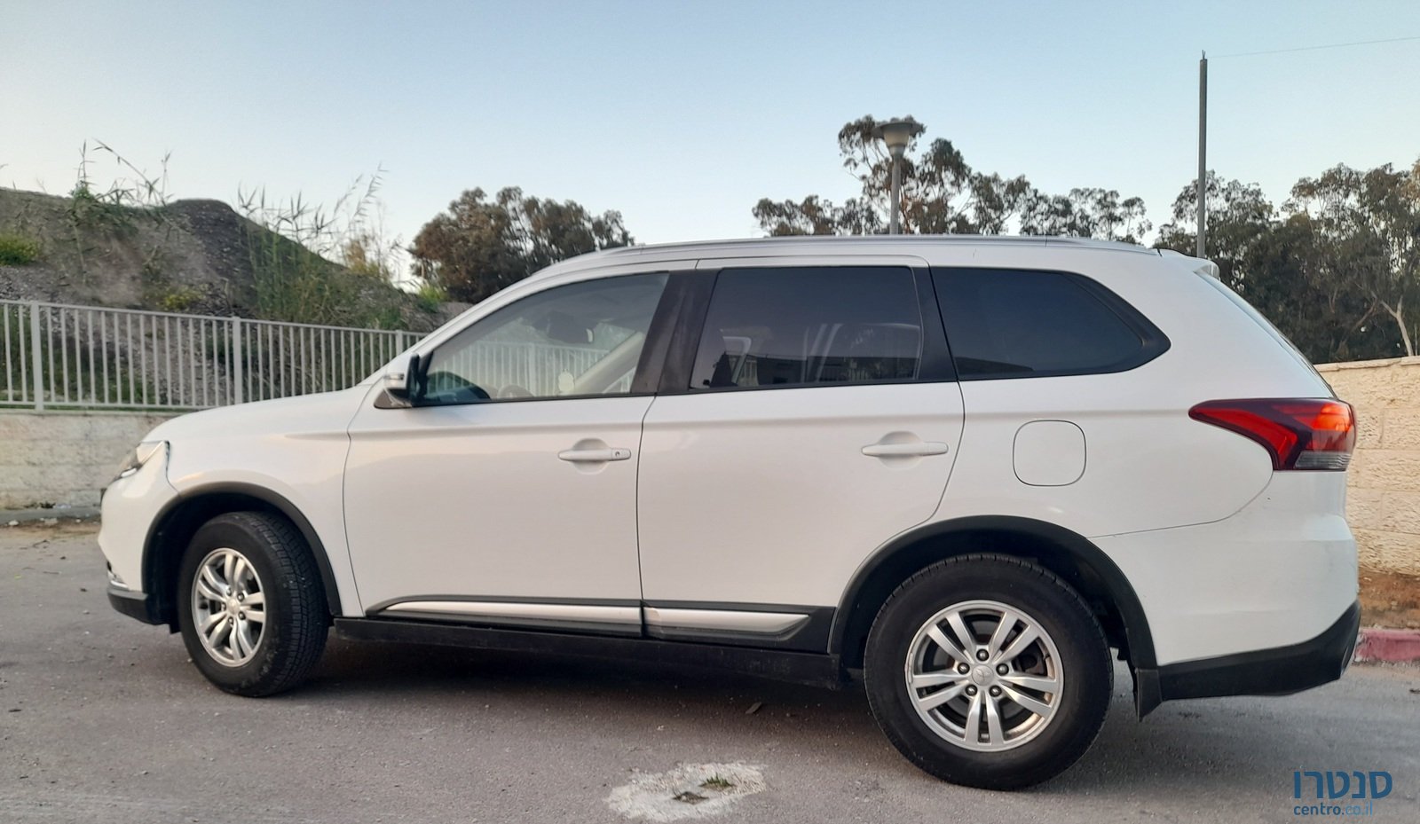 2019' Mitsubishi Outlander photo #1