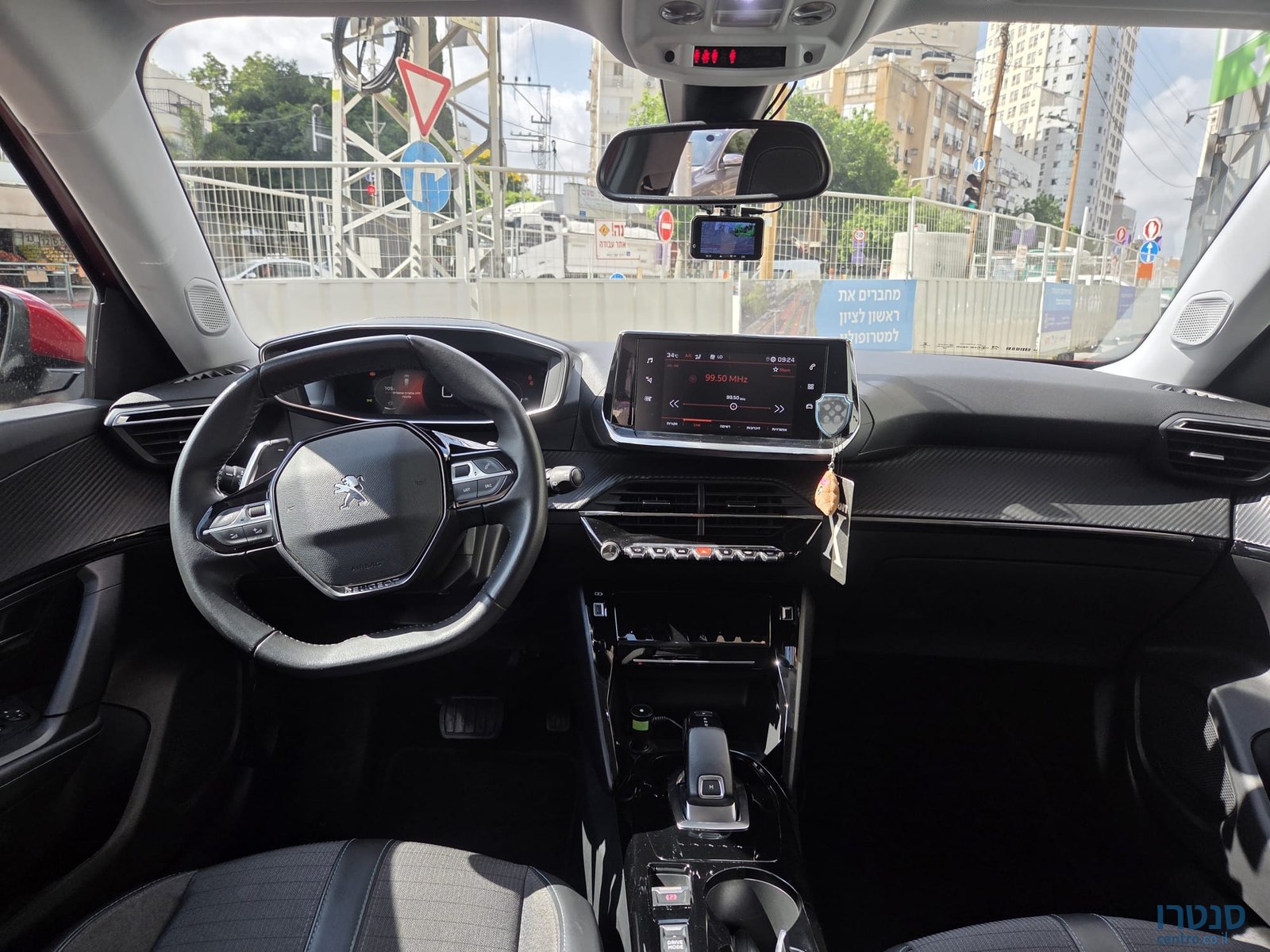 2021' Peugeot 2008 photo #2