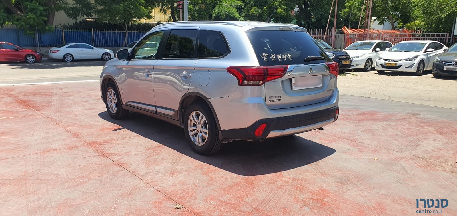 2015' Mitsubishi Outlander photo #6