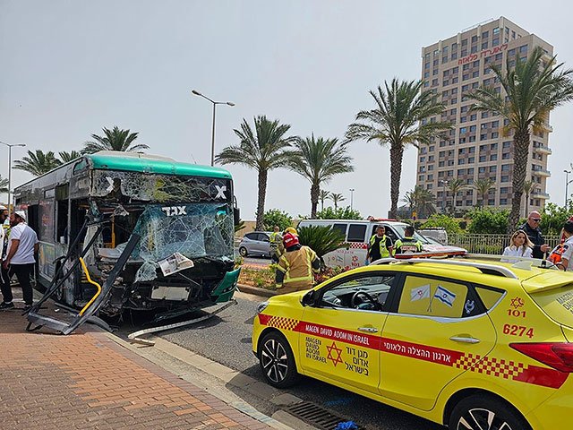 В Хайфе автобус врезался в стену, пострадали около 10 человек