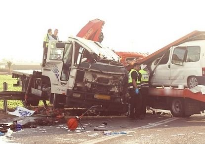 У Кирьят-Малахи грузовик столкнулся с эвакуатором: один погибший, двое раненых. 