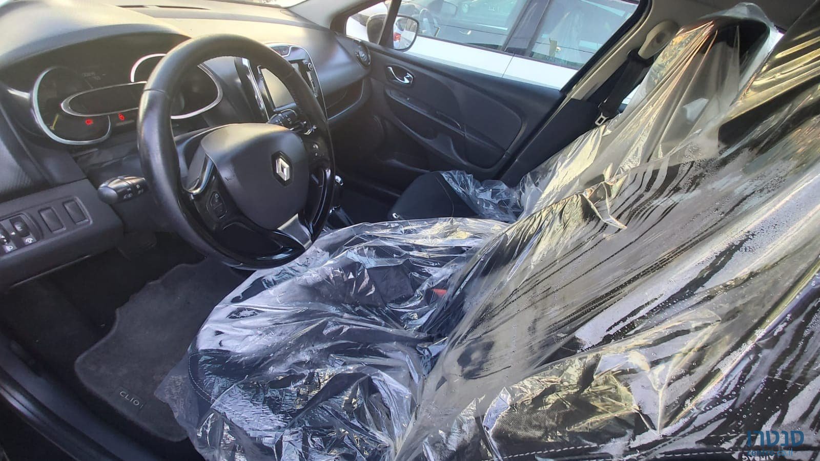 2014' Renault Clio photo #7