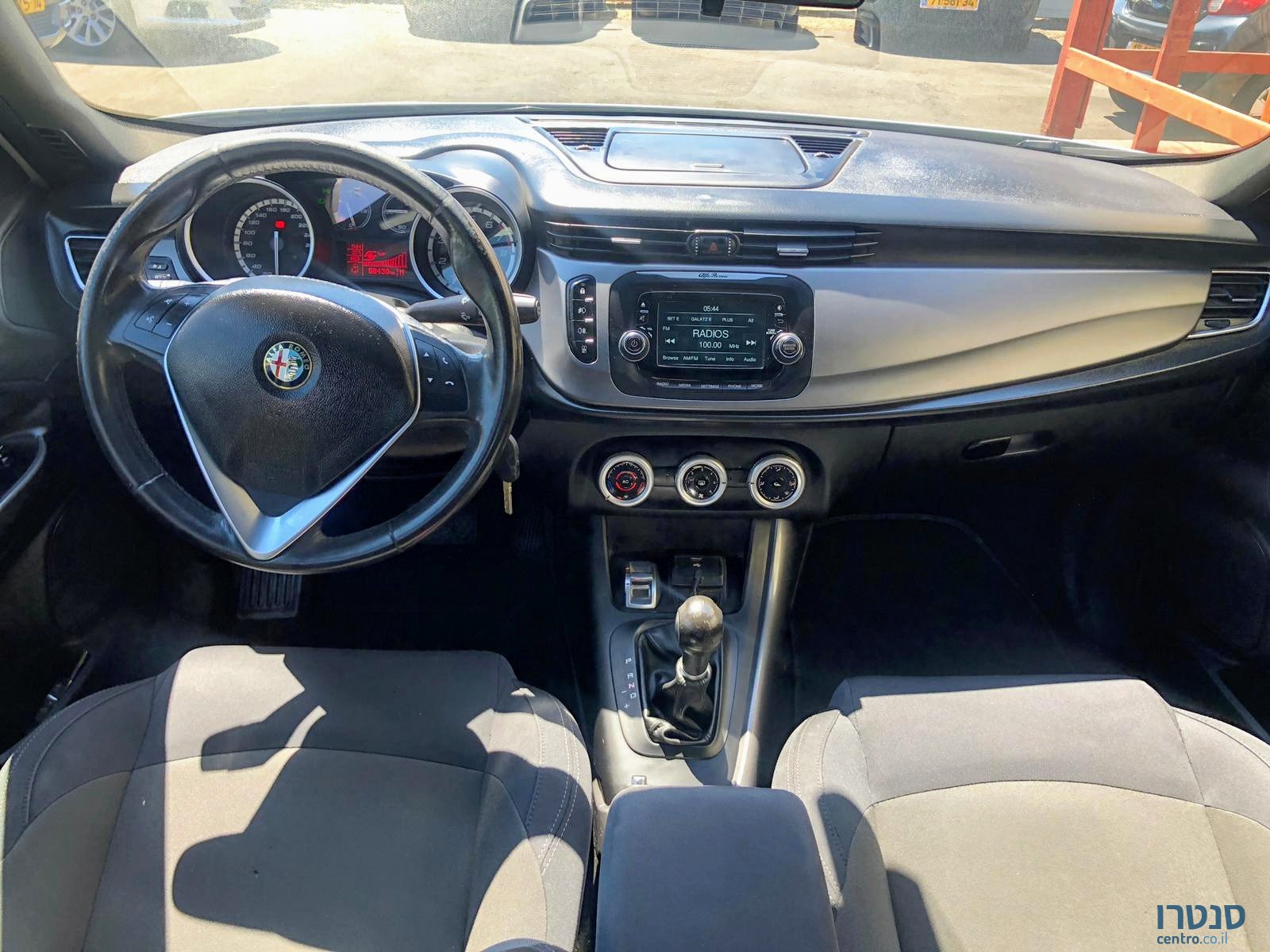 2015' Alfa Romeo Giulietta photo #5