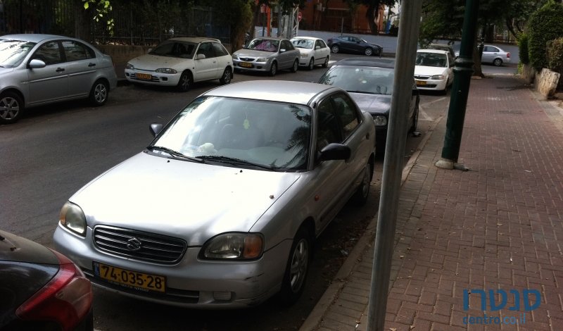 2001' Suzuki Baleno photo #2