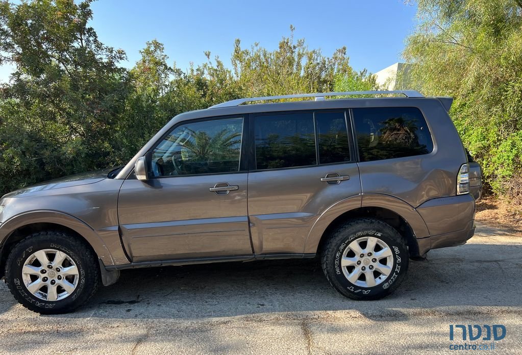 2011' Mitsubishi Pajero מיצובישי פג'רו photo #3