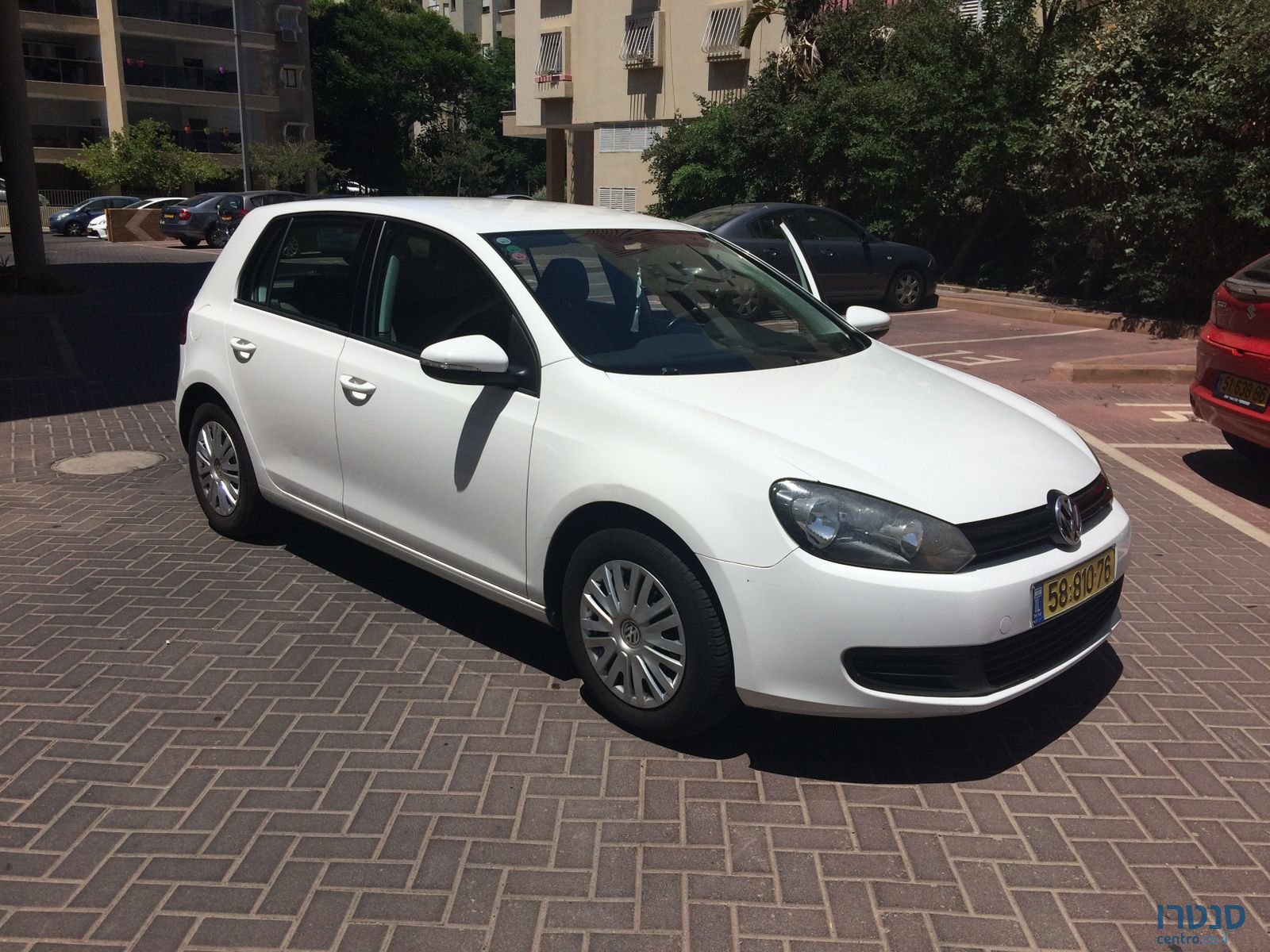 2011' Volkswagen Golf photo #2