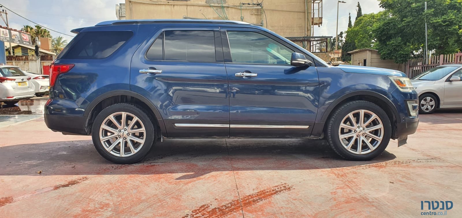 2017' Ford Explorer photo #2