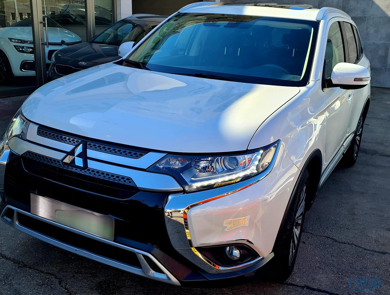 2019' Mitsubishi Outlander photo #1