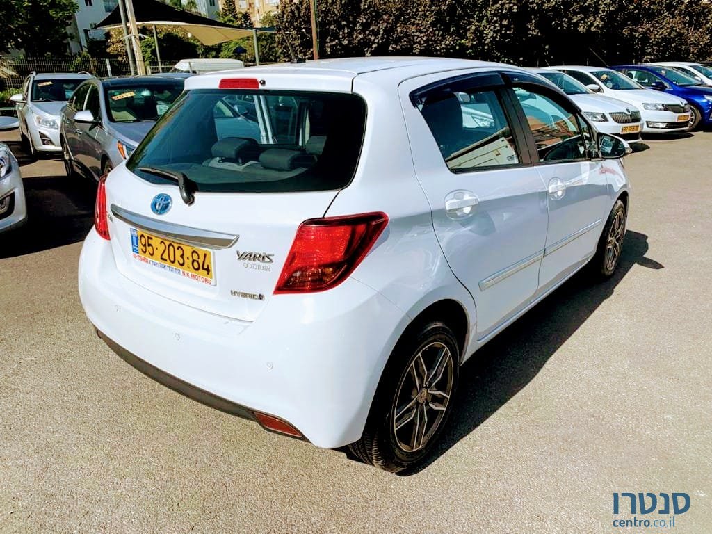 2017' Toyota Yaris photo #3