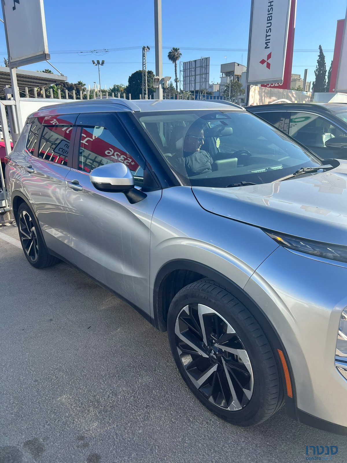 2021' Mitsubishi Outlander photo #1
