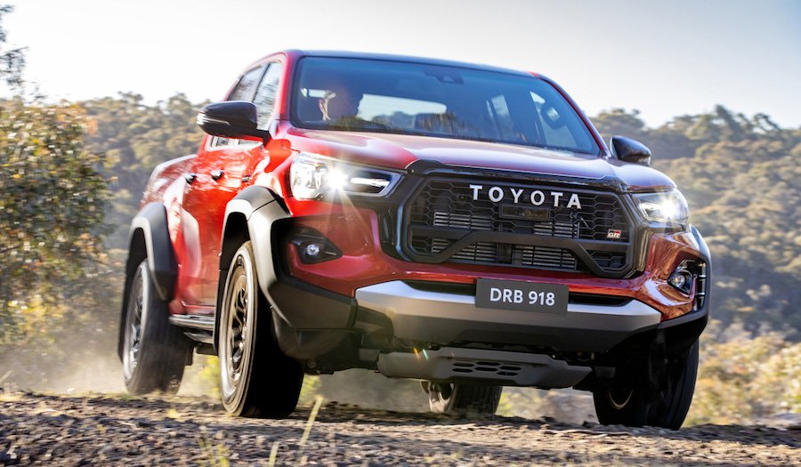 Toyota представила заряженную версию пикапа Hilux GR Sport