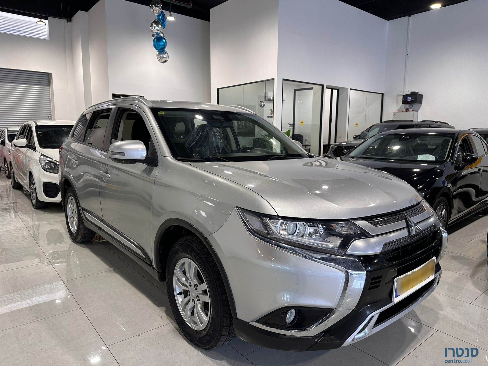 2020' Mitsubishi Outlander photo #2