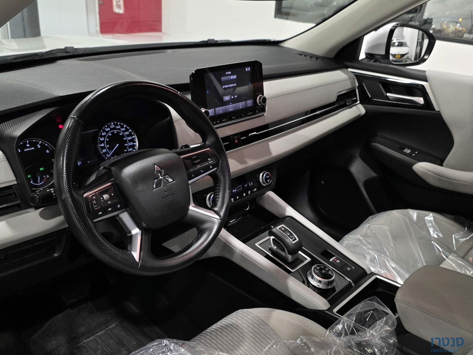 2022' Mitsubishi Outlander photo #6