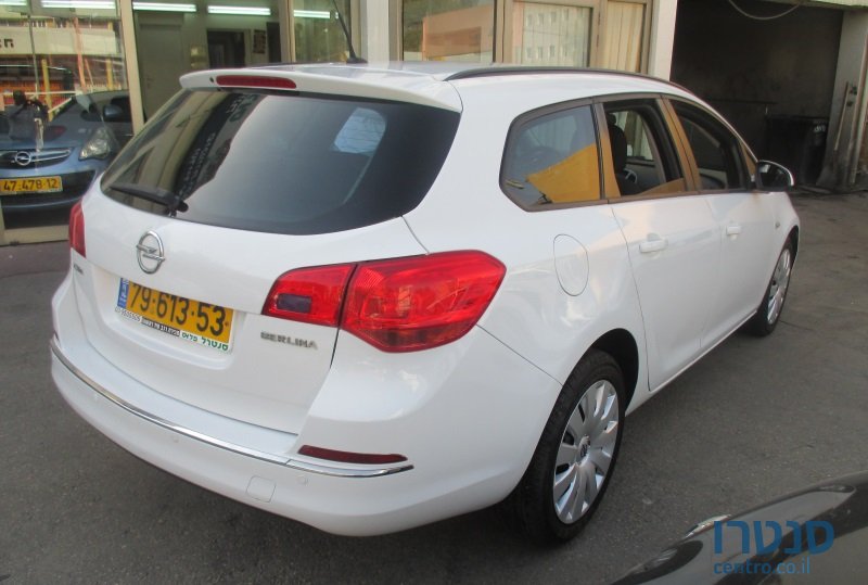 2013' Opel Astra photo #2