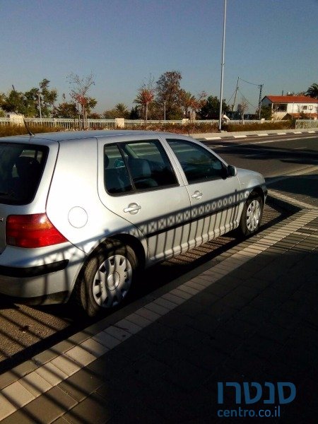 2002' Volkswagen Golf photo #1