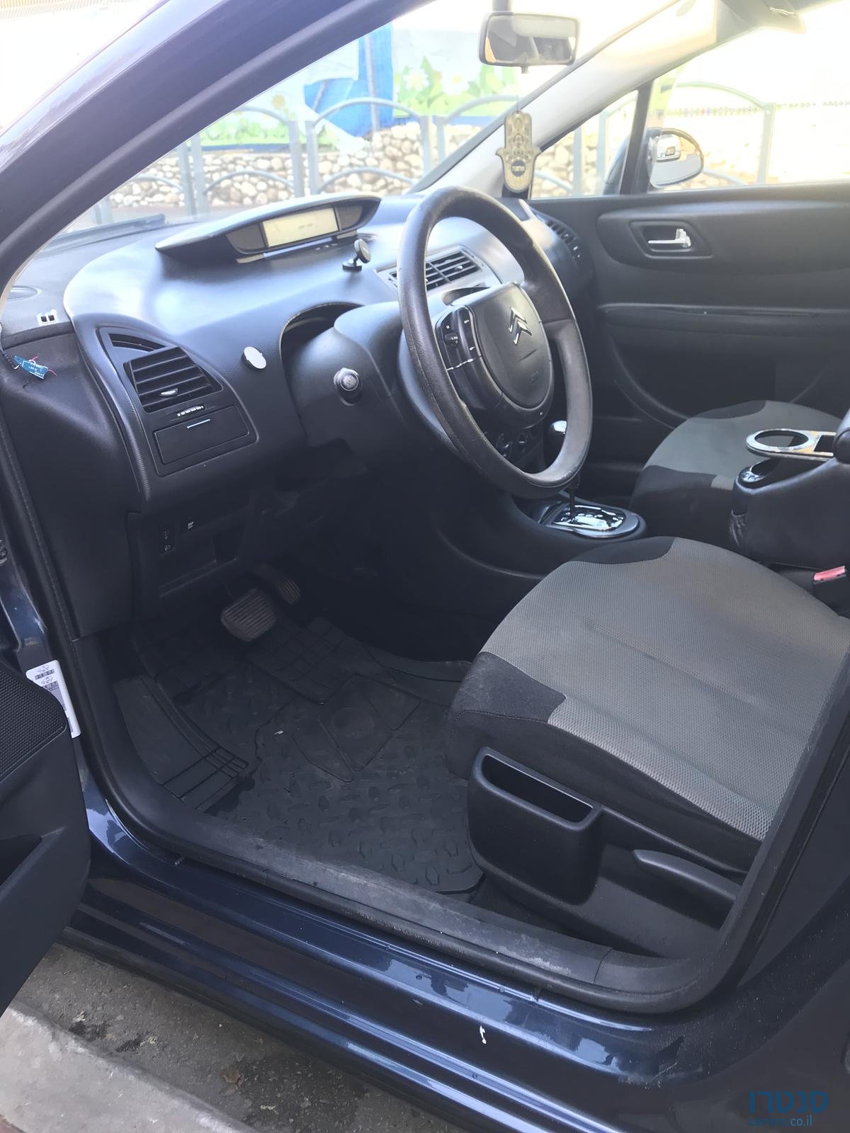 2008' Citroen C4 photo #2