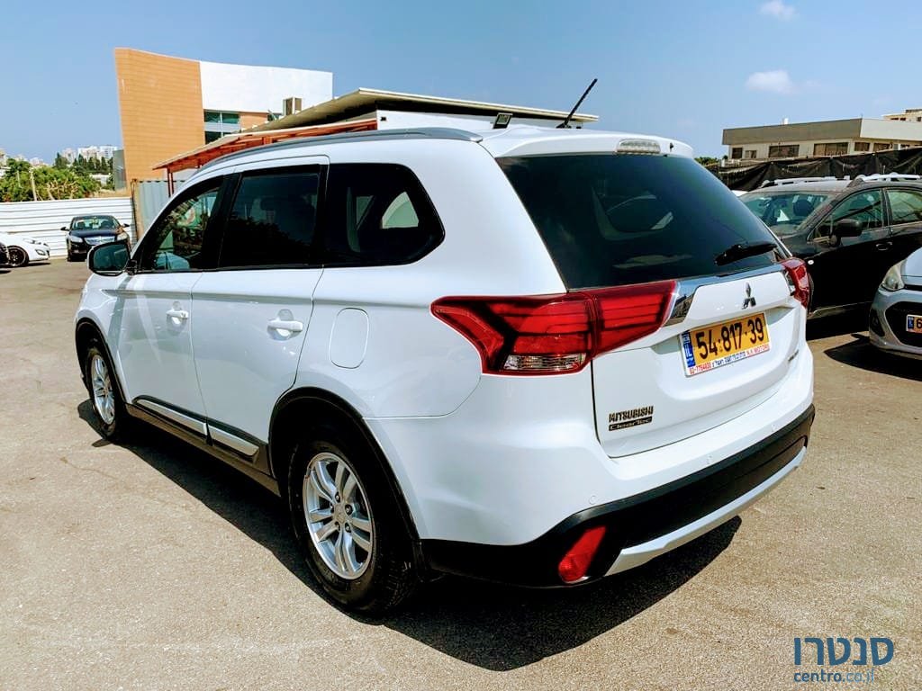 2016' Mitsubishi Outlander photo #2