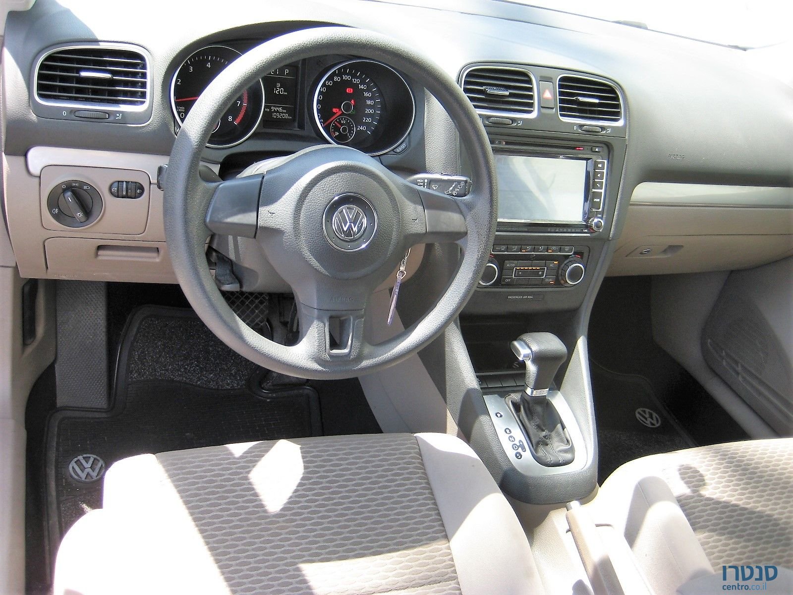 2011' Volkswagen Golf photo #5
