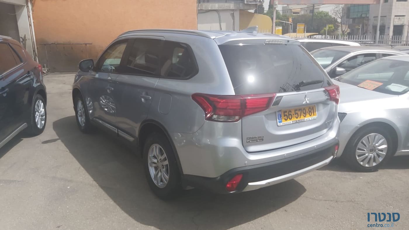 2018' Mitsubishi Outlander photo #2