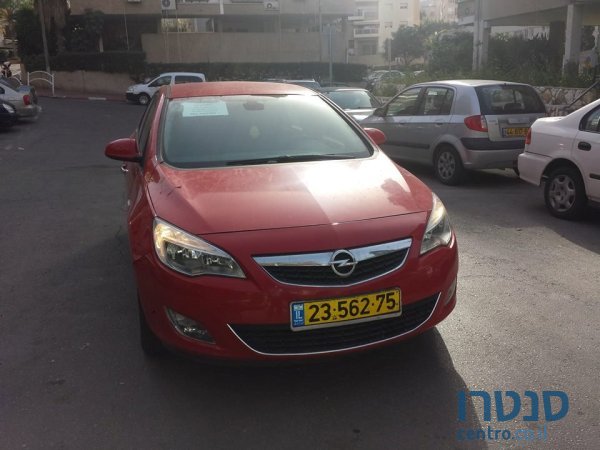 2011' Opel Astra photo #3