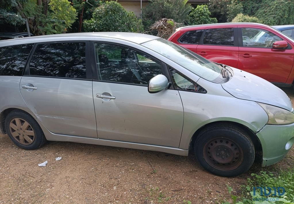 2010' Mitsubishi Grandis מיצובישי גרנדיס photo #4
