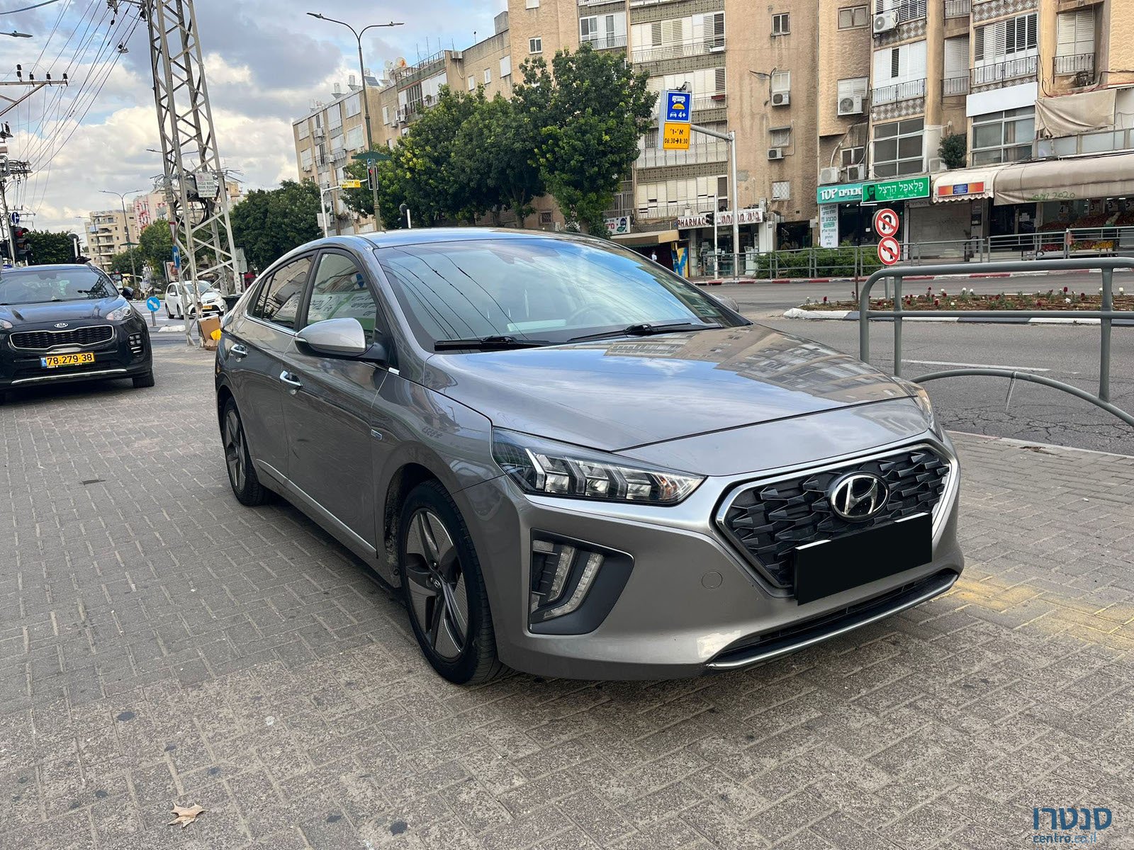 2020' Hyundai Ioniq photo #2