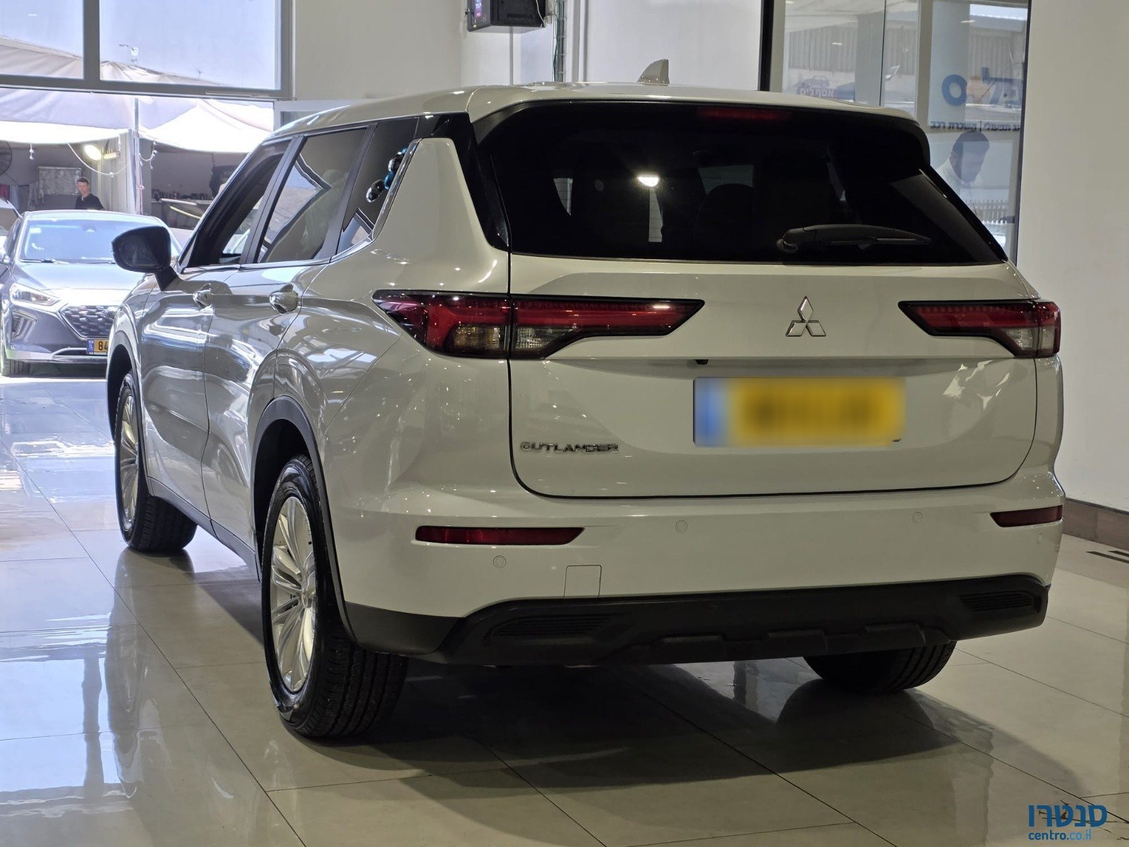 2023' Mitsubishi Outlander photo #4