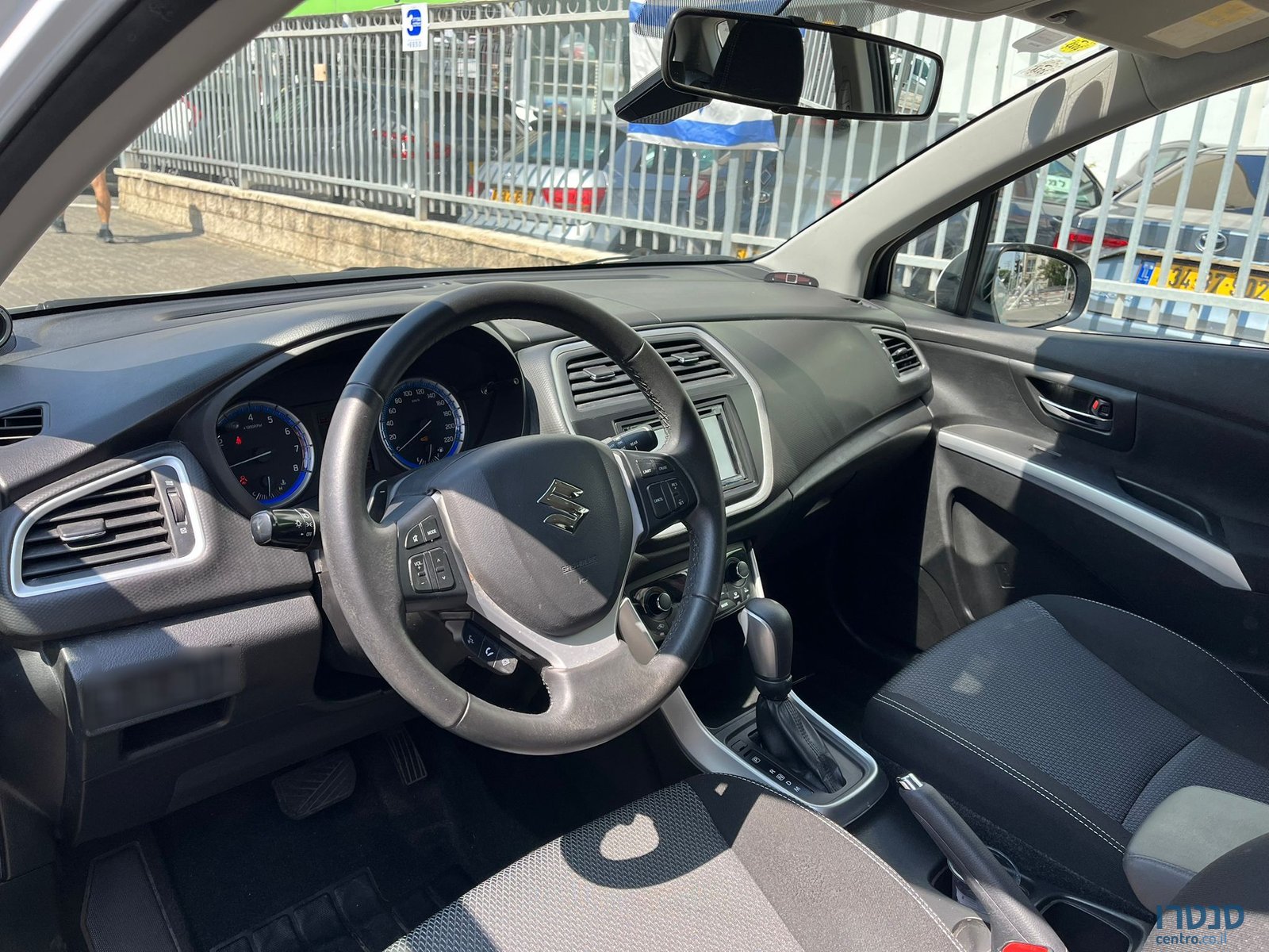 2015' Suzuki SX4 photo #2