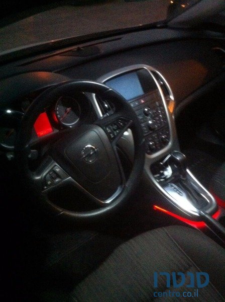 2012' Opel Astra photo #4