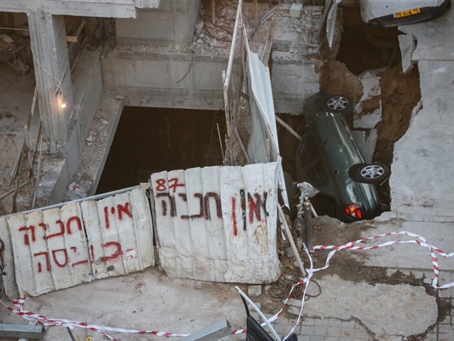 В центре Тель-Авива под землю провалился автомобиль